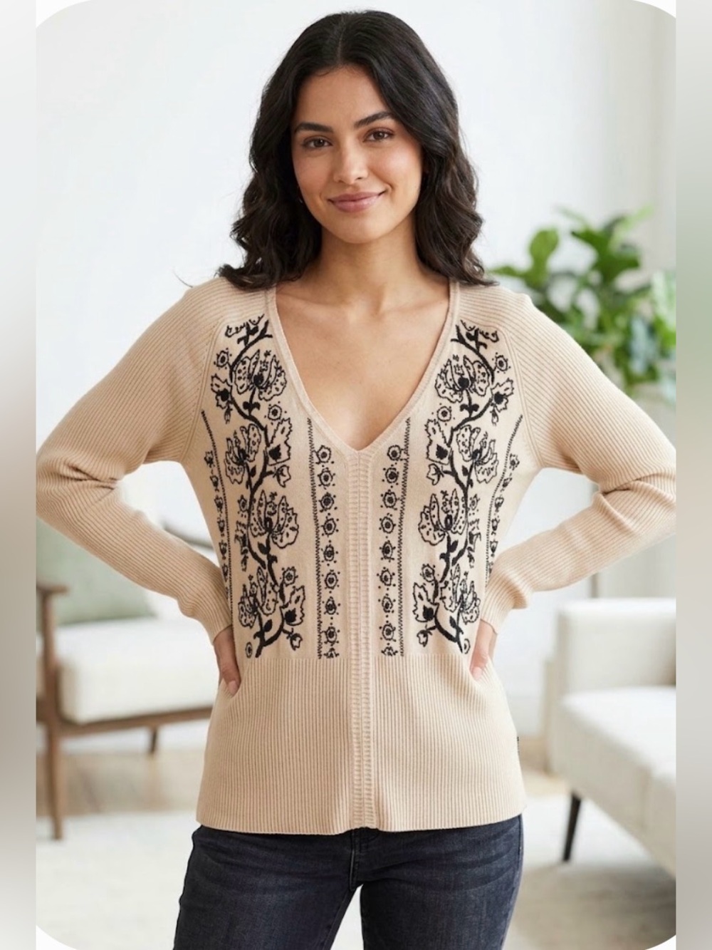 BCBGMAXAZRIA Silk Blend, V-Neck Ribbed Sweater Beige w/Black Embroidery Sz med